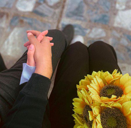 میں محبت میں وحدانیت کی قائل ہوں 
جو ایک کے ہوتے ہیں کسی دوسرے کی طرف دیکھیں بھی تو مذہبِ محبت سے خارج ہوجاتے ہیں🥰🙂🥀