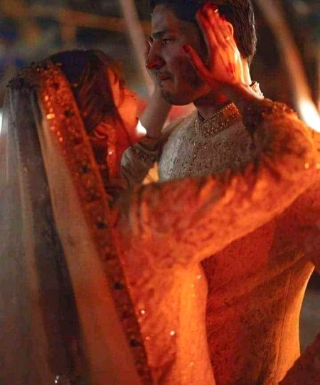 تمہین پتہ ہے میری راتیں کیسے گزرتی ہیں اب ؟
میں ہمارے درمیان کی گئی باتیں اب خود ہی سے کرتا ہوں وہ تمہارہ مجھے پکارنا میرا تمہیں تنگ کرنا تمہارا ناراض ہونا پھر تجھے منانا پھر سے تجھے تنگ کرنا وہ ساری باتیں میرے کانوں میں گونجتی رہتی ہیں آنسو بہتے رہتے ہیں اور میرے وہیں بیٹھے بیٹھے صبح ہو جاتی ہے