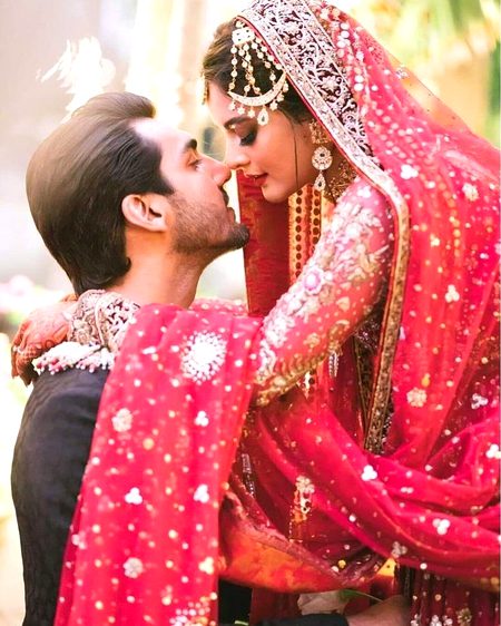 ہم  ایک  ساتھ   سجتے  ہیں 
ہم  ایک تصویر  بنوائیں  گے❤️🥀
تم تھام کے رکھنا میرا ہاتھ 
ہم ایک سنگ مسکرائیں گے❤️🥀
Dimple love batmij larka 😜💟🔥