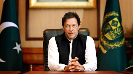 یہ دیس ہے اندھے لوگوں کا
اے چاند یہاں نہ نکلا کر