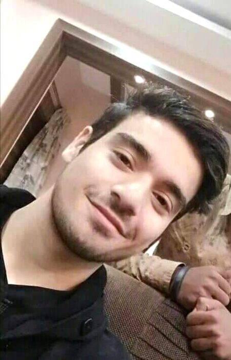 ناموں کا اک ہجوم سہی میرے آس پاس دل سن کے ایک نام دھڑکتا ضرور ہے