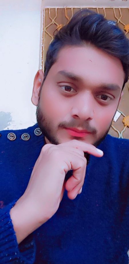 خود تمہیں حسن کا احساس نہیں ہے ورنہ
آئینہ سامنے رکھ دوں تو پسینہ آجائے گا