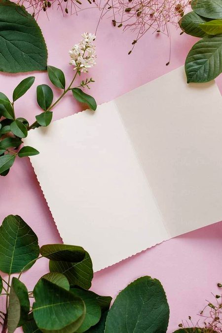 اس لئے آپ کو بھیجا-سادہ کاغذ 
کو ئی بھی حرف منا سب سا میسر ہی نہ تھا.
اجنبی جیسے تھے انداز تخاطب سارے 
کو ئی پیکر بھی مری سوچ سا پیکر ہی نہ تھا.
کتنے القاب تھے!
لکھ لکھ کے مٹا ئے ہم نے
کتنے اوراق لکھے، پھاڑے ، جلا ئے ہم نے.
دل کی ضد برتا ہوا حرف نہ برتا جائے 
اک الگ سب سے کوئی لفظ ترا شا جائے.
آپ پابندی آداب کی شرطیں رکھیں 
دل گراں بارئ الفاظ سے الجھا جائے.
سو چتے سوچتے بس سادہ ورق بھیج دیا 
آپ ہی لکھئے.
کہ کیا آپ کو لکھا جائے🔥 Mahii 💔