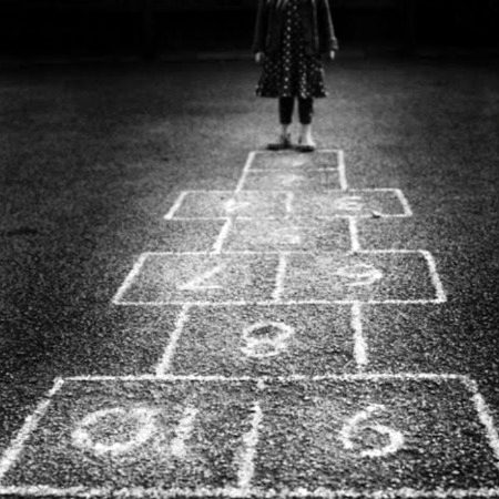 لڑکیوں کی ہر خوشی دُکھ سے ہی مرتب ہوتی ہے
کان چھدوائے جاتے ہیں بالیوں کی چاہ میں
🖤🙂