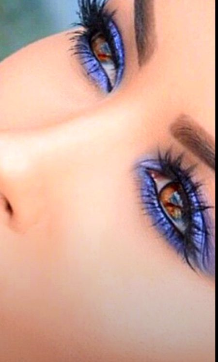 فزکس والے تو یہ بات جانتے ہی نہیں 
گریوٹی سے زیادہ کشش ہے آنکھوں میں
👁️ 👁️ 🥷🏻