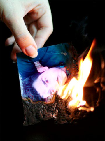 Woh jo kaha kartay thay muhabbat hai tum se.....
Aj is jurm se inkar kiye bethay hain.....  💔💔😪😪.i5