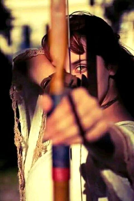 قبول کیسے کروں ان کا فیصلہ کہ یہ لوگ 
مرے خلاف ہی میرا بیان مانگتے ہیں 
ہدف بھی مجھ کو بنانا ہے اور میرے حریف 
مجھی سے تیر مجھی سے کمان مانگتے ہیں
🖤