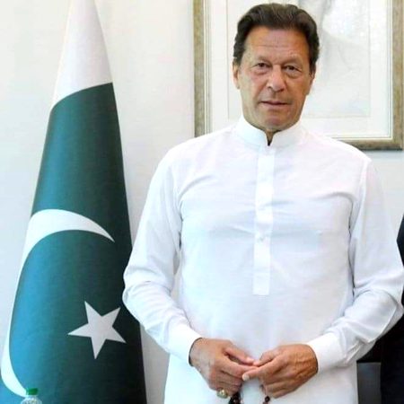 کچھ تو خاص ھے،
جو ایک شخص کو گرانے کیلئے ساری دنیا ایک ھوگئ۔