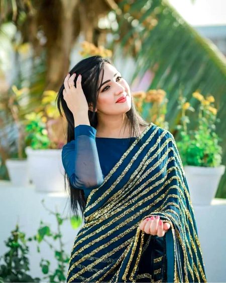 جانے کیوں لوگ سچ سمجھتے ہیں🥀FM🥀
میں تو یوں ہی خیال لکھتی ہوں 
میرے لفظوں میں جھوٹ شامل ہے 
لوگ کہتے کمال لکھتی ہوں
زندگی کیا ہے خود بتاتی ہوں 
خود ہی اس کو سوال لکھتی ہوں 
یوں تو اس پہ میں جان دیتی ہوں 
جانے پھر کیوں وبال لکھتی ہوں
جسے کہتی ہوں خود محبت میں
خود ہی اس کو زوال لکھتی ہوں
کبھی اس کو میں وآر کہتی ہوں 
پھر اسی کو میں ڈھال لکھتی ہوں
کبھی کہتی کہ مثل صحرا ہوں 
کبھی خود کو نہال لکھتی ہوں
کیوں سمجھتے ہو تم اسے اپنا 
جب بھی اپنا میں حال لکھتی ہوں🔥 Mahii 💔