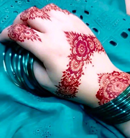 رات ہھر جاگتے رہنے کا عمل ٹھیک نہیں....
چاند کے عشق میں بینائی چلی جاتی ہے...