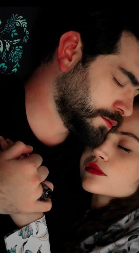 اُن کی صحبت میں گئے.سنبھلے، دوبارہ ٹوٹے..
ہم کسی شخص کو. دے دے کے سہارا   ٹوٹے.
یہ عجب رسم ہے. بالکل نہ سمجھ آئی ہمیں.
پیار بھی ہم ہی کریں ، دل بھی ہمارا ٹوٹے💔Unzii🥀