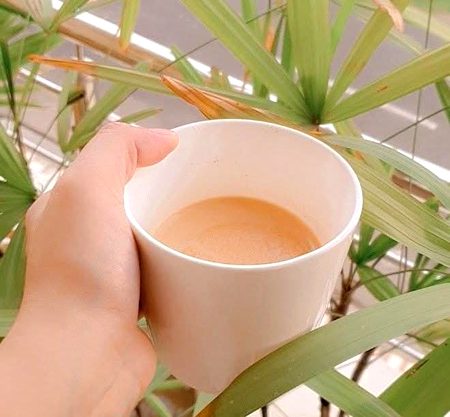 صبح کی ٹھنڈی ہوا، 
اور ہاتھ میں گرم چائے کا کپ
بس یہی لمحے دن کو خوبصورت بنا دیتے ہیں۔
❤_B_I_A_❤