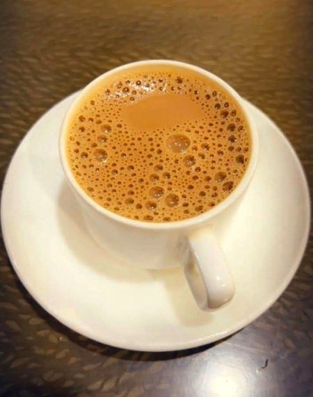 کبھی مسکرا بھی لیا کریں۔۔ مسکرانا زندگی کے لیے ضروری ہے۔۔
کبھی مسکرا بھی لیا کریں۔۔ مسکرانا زندگی کے لیے ضروری ہے۔۔
بارات میں سب دولہے پر پیسے نچھاور کر رہے تھے...!! 🤗
ہم نے پوچھا:  " *پیسے کیوں.."* مفت کے ھیں کیا... ؟
کہنے لگے:-
*اپنی پیاری اور قیمتی چیز نچھاور کرنے سے ہی تو محبت کا پتا چلتا ھے..!!*😍⚠️
ہم نے سوچا____ 🤔🤔
کافی سوچا_____ 🤔🤔🤔🤔
بہت دیر سوچا....!! 🤔🤔🤔🤔🤔🤔
اور پھر______ 
*اپنا چائےسے☕ بھرا کپ دولہے پہ نچھاور کر دیا...!! *
تب سے اب تک سب خفا ہیں. 
ہماری قربانی کسی کو نظر نہیں آ رہی...!!🙄
*بے مروت لوگ🙆♀️😏☕
ہن دسو میں کی غلط کیتا😢😢😢