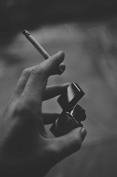 بڑا حکیم تھا جس نے ایجاد کی سگریٹ،
اڑھائی انچ میں غم کا علاج رکھا ہے،😞