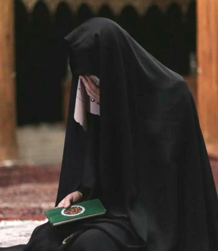 ایک آس لگائے بیٹھی ہوں
اک بار تو کعبہ دیکھوں میں
اس شہر کی دلکش فضاؤں میں
اک بار تو جی کر دیکھوں میں
پیاسی ہوں آب زم زم کی
اک بار تو پی کر دیکھوں میں
*پھر چاہے ہوش گنوا بیٹھوں*
*اک بار مدینہ دیکھوں میں*
🤲🏻❤🩹