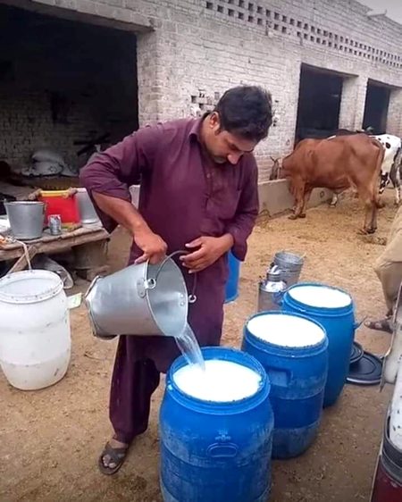 الحمدللہ صفائی نصف ایمان اے
دودھ نوں صاف پانی نال دھویا جا رہیا اے
دودھ چوں تیلے تر کے اوتے آجان گے تے دودھ صاف ہو جائے گا  👀
👊👊👊