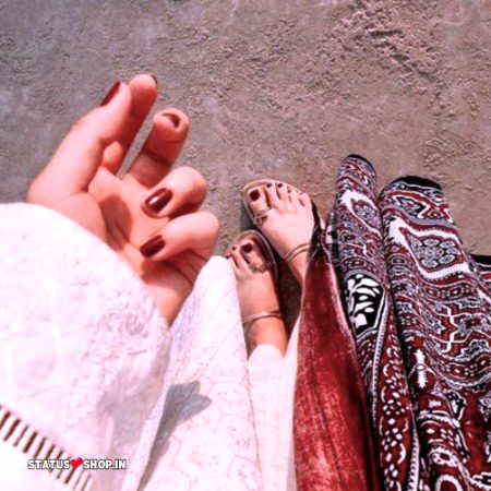 میں نے خالص اور بے پناہ محبتیں
صرف میتوں پر ہی نچھاور ہوتے دیکھی ہیں..