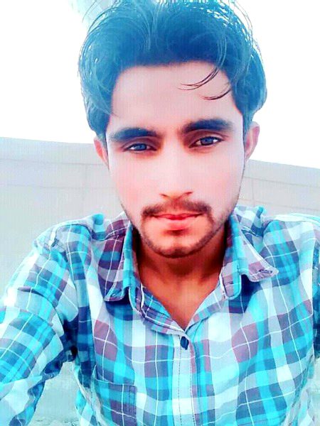 اور اسے کہہ دو یوں مسکرا کر نہ دیکھا کریں مجھے 😍😘
یہ دل پاگل ہے دھڑکنا بھول جاتا ہے 🙈😍
?.Tanha Ali