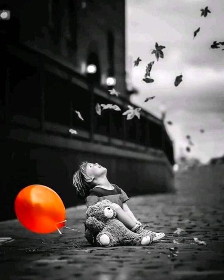 ہمیں بزرگوں نے تلقین کی اپیل کے ساتھ!!
کہ ساتھ رہنا تو رہنا کسی اصیل کے ساتھ!!
دِلوں میں خوف بٹھانا تو بدمعاشی ہے!!
دلوں میں بات بٹھاؤ کسی دلیل کے ساتھ!!
مرا وکیل خدا ہے سو مجھ سے مت الجھو!!
جو بات کرنی ہے کر لو مرے وکیل کے ساتھ!!🖤🔥