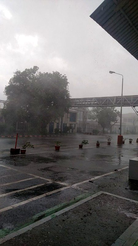 Speedy raining in karachi 🌧️🌧️🌧️.At port Qasim area raining.