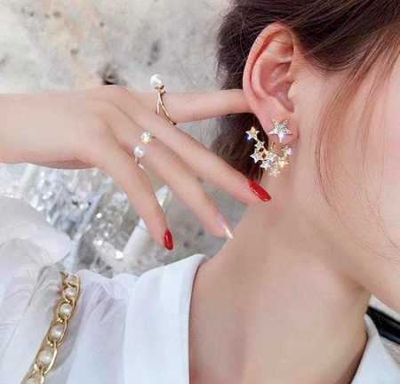 اے جان تمنّا- 
تم جو پوچھو پھول کیا ہے ؟ 
میں کہو باتیں تیری 
تم جو پوچھو خوشبو کیا ہے ؟ 
میں کہوں سانسیں تیری 
تم پوچھو ناز  کیا ہے ؟
میں کہوں باہیں تیری 
تم پوچھو محبتیں کیا ہے ؟ 
میں کہوں ملاقاتیں تیری 
تم پوچھو مسکان کیا ہے ؟ 
میں کہوں زندگی تیری🔥 Mahii 💔