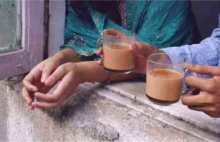 میں کیوں کہوں اس کو کہ آؤ چاۓ پیتے ہیں 
اس کو نہیں پتہ موسم کتنا اچھا ہے