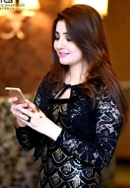 ھو گا حسن مشہور شہزادیو ں کا  زمانے میں
مگر کالا لباس  پہن کر  ہم بھی کمال لگتے ہیں