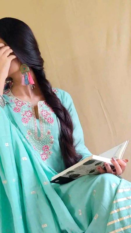 وہ پھول جیسا نہیں پھول اس کے جیسے ہیں
حسین شخص ہے اس پر گھمنڈ جچتا  ہے..😍😍