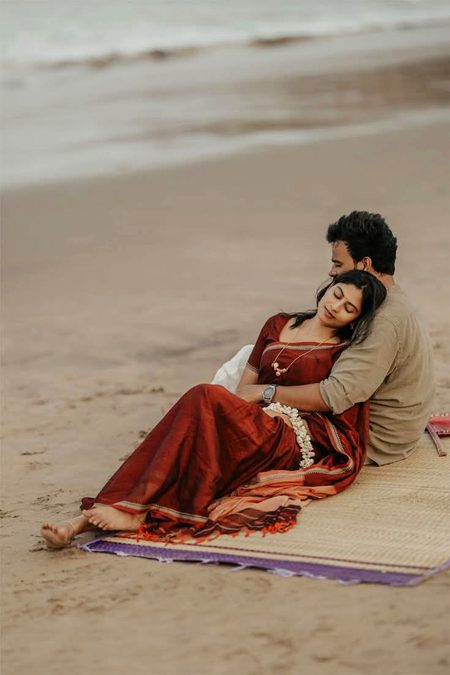 دلربا عکس؀ رات کی خاموش دھنک،حسن کی مدھم رونق
اے چاندنی کی تہہ دار روشنی"♡❤●•◦
وہ حسن کی مثال نہیں
وہ حسن کی دلیل ہے
چاند روشنی خواب سب لفظ اس کے سامنے ادھورے لگتے ہیں
معلوم نہیں وہ جنت سے اتری یا وقت سے آگے کی کوئی صدا ہے
بس اتنا جانتا ہوں
یہ صدی نہیں
یہ صدی اس کے بعد شروع ہوتی ہے