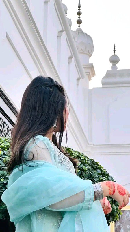 میری بنتی ہی نہیں تخت نشینوں سے۔
میں خود ملکہ ہوں اپنی سلطنت کی