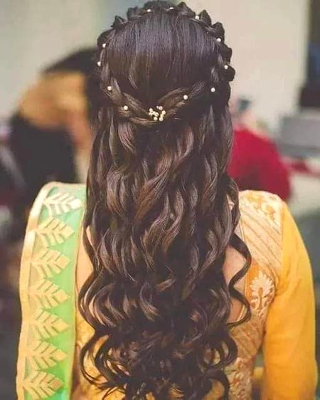 ہم اگر تیرے خدوخال بتانے لگ جائیں 
صرف تیری زلفوں پہ کئی زمانے لگ جائیں🖤✌
