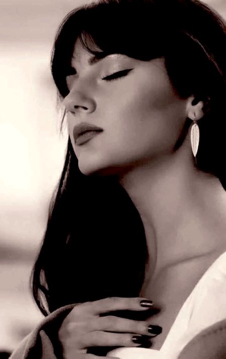 بہت گہرا ہے سکوں، بہت اجلی ہے خاموشی.
بہت آباد لہجے میں، بہت سنسان ہے کوئی💔Unzii🥀