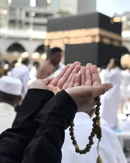 اے اللّٰه
میں اپنے آنے والے دِن تیرے سپرد کرتی ہوں،
جن کے چُھپے راز مجھے معلوم نہیں،
لیکن میں جانتی ہوں کہ تو بہترین تدبیر کرنے والا ہے۔
تو وہ لکھ دے جو میرے حق میں بہتر ہو،
وہ آسانی عطا فرما جس کا میں تصور بھی نہ کر سکوں،
میرے دل کو یقین، صبر کو طاقت
اور میری دعاؤں کو قبولیت بخش دے۔
جو مانگا وہ بھی عطا کر،
جو نہ مانگ سکی اس سے بہتر بھی نصیب فرما،
اور ہر فیصلے میں اپنی رحمت کا سایہ رکھ۔
بےشک تو کبھی مایوس نہیں کرتا ✨🤲