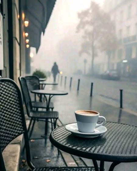 میں چائے کا شوقین لڑکا ہوں
سکون کی شروعات ایک کپ چائے سے کرتا ہوں
الفاظ کم، خوشبو زیادہ پسند ہے
اور چائے میری سب سے اچھی ہمسفر ہے