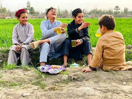 غریبی دہ  چانہ سہ غواڑی سڑیہ 🖐️
خو خواگہ خواگہ یاران بہ درنہ لاڑ شی 🧑🤝🧑