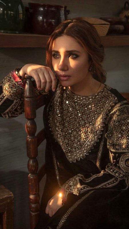 کرچیاں چُنتا ہوں تو حیرانی بہت ہوتی ہے..
دکھ نہیں ہوتا، پشیمانی بہت ہوتی ہے.
فیصلہ سخت سہی اُس سے بچھڑ جانے کا.
بعدازاں ہجر میں آسانی بہت ہوتی ہے.
آپ نے زخم دیا، ہم نے سہا، کافی ہے.
دیکھئے اتنی مہربانی بہت ہوتی ہے💔Unzii🥀