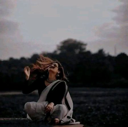 رات کا پچھلا پہر ہے
ماتمی ملبوس اوڑھے 
درد کی ان وادیوں سے
وحشتوں کے راستے سے
لڑکھڑاتی، ڈگمگاتی
بال کھولے، بین کرتی
چاندنی کو ساتھ لے کر
میری جانب چل پڑی ہے
آ رہی ہے.
تیری یاد💔Unzii🥀