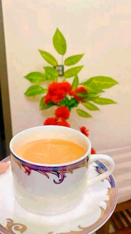 - اسے منانے میں گھنٹوں کا وقت لگتا ہے,
اور ایک ہم کہ پگھل جائیں ایک چا ئے  پر