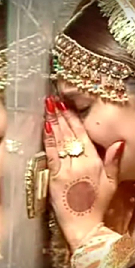 کسی کی بیٹی کی ذندگی خراب کرنا ایک قرض ہے
 جو ایک نہ ایک دن آپ کی بیٹی کو اپنی ذندگی سے ادا کرنا ہوگا