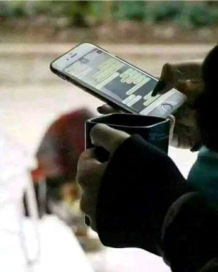 اسے آن لائن دیکھ کر سوچتا ہوں کہ ایک میسیج کر ہی دیتا ہوں آخر اتنا ایگو لے کر کون کہاں جائے گا پر جانتا ہوں میری اوقات سے چھوٹا تیرا ریپلائی آئے گا اور پھر اس ہمم اچھا اور اوکے میں میرا دل پھرسے ڈوب جائے گا ۔۔