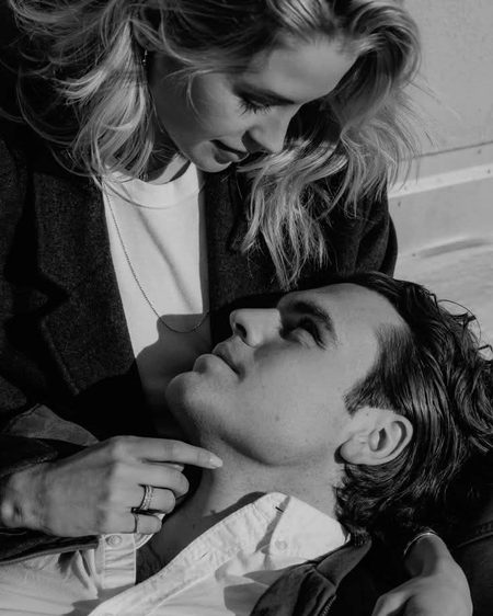 میں تمہارے ساتھ 
ایک بچہ بننے کی تمنا کرتا ہوں 
جو گھر میں سارا دن 
اپنی پالنہار کے پلو کے پیچھے 
پھرتا رہتا ہے 
جب تھکتا ہے تو اسی کی مہربان
آغوش میں چلا آتا ہے 
ــ