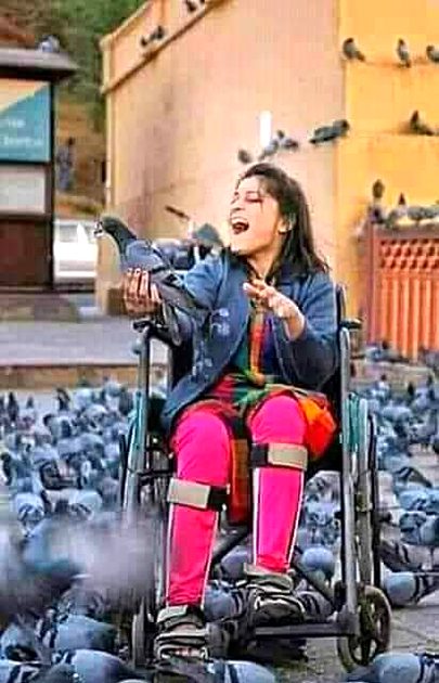 جب زندگی آپ کو ٹُوٹنے اور رونے کی ایک سو وجوہات دیتی ھے تو زندگی کو دکھائیں کہ آپ کے پاس مُسکرانے اور ہنسنے کی ایک ہزار وجوہات ہیں
غموں کی ایسی کی تیسی..