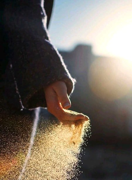 اگر کوئی تم سے پوچھے بتاؤ زندگی کیا ہے
تو تم ہتھیلی پر ذرا سی خاک رکھنا اور اسے اڑا دینا..
حضرت علی رضی اللہ تعالیٰ عنہ