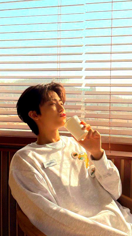 محبتوں میں دکھاوے کی دوستی نہ ملا اگر گلے نہیں ملتا تو ہاتھ بھی نہ ملا - 🖖 -