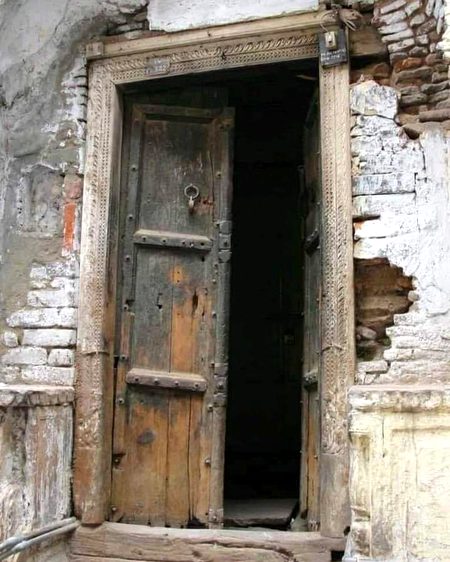 مجھ پہ طاری ھے تھکن بوڑھے کواڑوں کی طرح
چرچراتے ہیں جو دن بھر دستکوں کی دھار سے