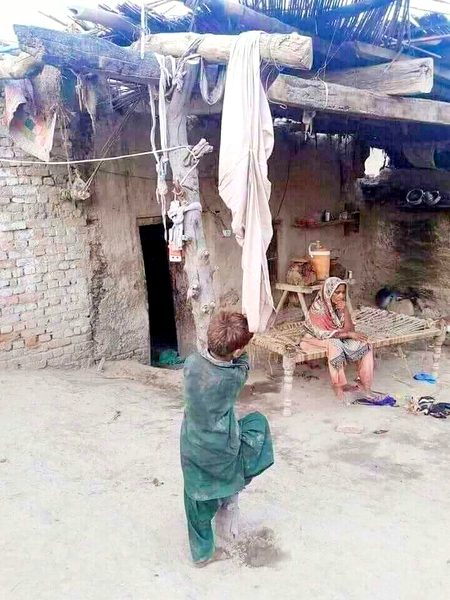 اماں اے عید کیوں آندی اے...👉🥀
پتر اے عید امیراں دی خوشی لئی تے غریباں دے عيب وكهان لئی آندی
ا...🥀🥀👉🙏🤲🏻