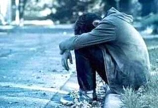 *اللہ جب ناراض ہوتا ہے تو وہ کسی کو زندہ نہیں گاڑ دیتا کسی کا رزق نہیں روکتا نہ ہی آسمان سے پتھر برساتا ہے*
*وہ تو بس سجدے کی توفیق چھین لیتا ہے، دلوں پہ مہر لگادیتا ہے اور دنیا میں غرق کردیتا یے بے شک یہ عذابوں میں بدترین عذاب ہے*
*ذرا نہیں پورا سوچیے*💔