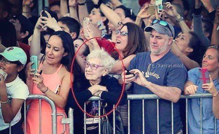 This woman is the only person living the moment👇