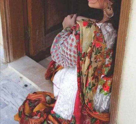 دکھ بھی دیتا ہے وه ، دوا بھی دیتا ہے
وه محبت کرنے کی عجب سزا بھی دیتا ہے
میں یاد کروں تو اسے یاد آتی ہے میری
ورنہ اکثر وه مجھے بھلا بھی دیتا ہے.
*