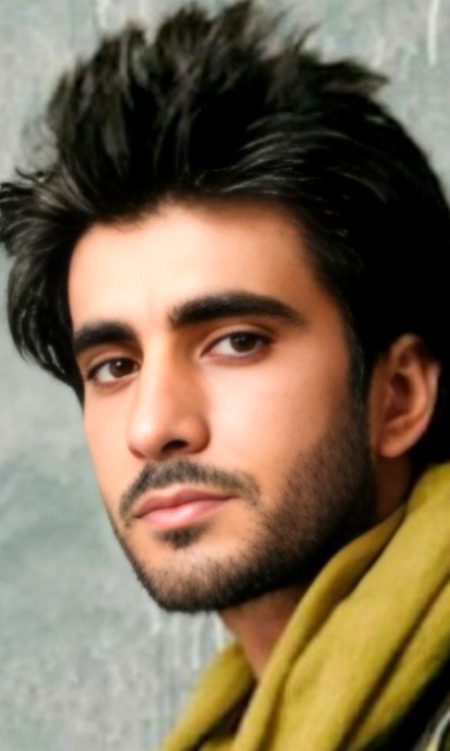 کوئی ایسا جو گھبرائے میری خاموشی سے 
کسی کو سمجھ آئے میرے لہجے کا دکھ
